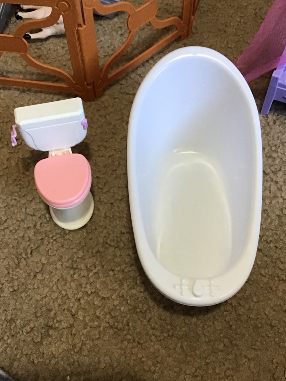 Doll bathtub and toilet in GUC!